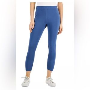 Petite Mid-Rise Basic Capri Leggings